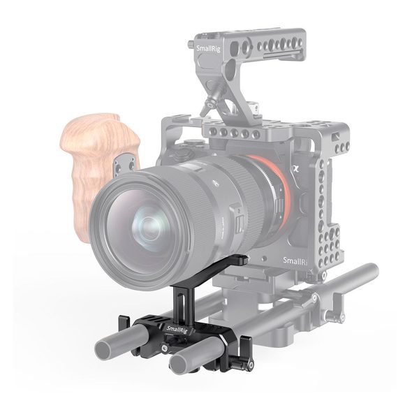 Ammattikäyttöön tarkoitettu kamera-asennelma, jossa on asennettu kamera, objektiivi, puinen kahvakahva ja kaksoistanko, jossa on SmallRig 2680 Universal Lens Support 15mm LWS. Useimmat osat ovat puoliksi läpinäkyviä lukuun ottamatta objektiivitukea ja tankoja.