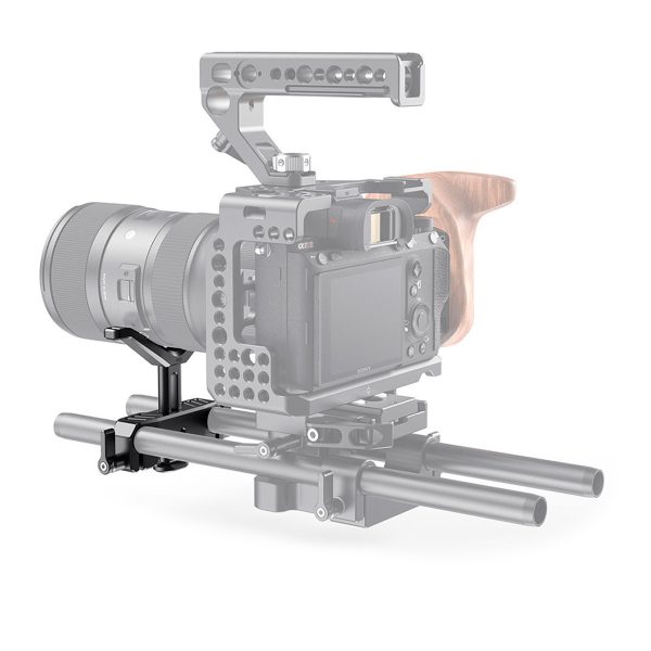 SmallRig 2680 Universal Lens Support 15mm LWS näkyy osana ammattikäyttöön tarkoitettua kamera-asennelmaa, jossa on digitaalikamera, suuri objektiivi, puinen kahva ja kaksi tukitankoa valkoisella taustalla.
