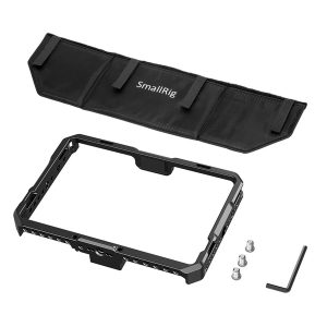 SmallRig 2684 -monitorihäkki, jossa on aurinkohuppu SmallHD 702:lle, sekä kiinnitysreiät, ruuvit, kuusiokoloavain ja musta pehmustettu kotelo, jossa on merkintä SmallRig, valkoisella pohjalla.