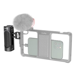 SmallRig-2772-2 Älypuhelin SmallRig-telineessä, jossa on sumea mikrofoni ja kiinnitetty SmallRig 2772 Lightweight Side Handle for Smartphone Cage, joka on suunniteltu mobiiliin videokuvaukseen tai vloggaukseen.