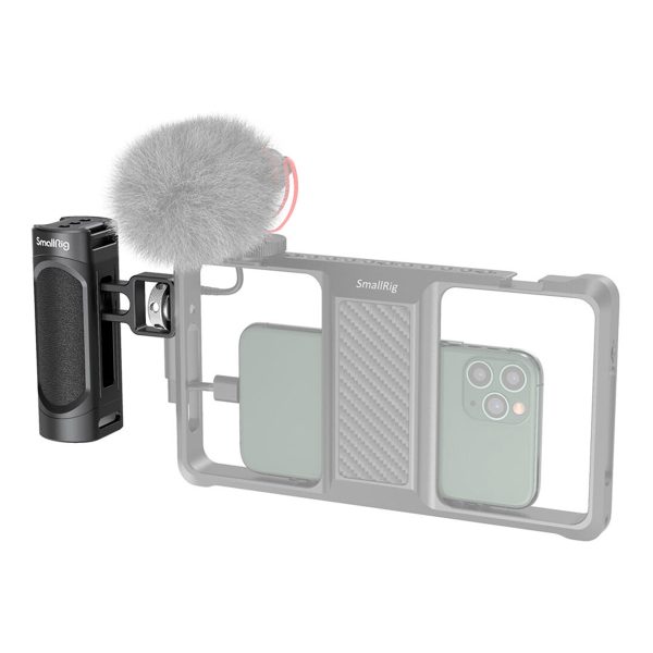 SmallRig-2772-2 Älypuhelin SmallRig-telineessä, jossa on sumea mikrofoni ja kiinnitetty SmallRig 2772 Lightweight Side Handle for Smartphone Cage, joka on suunniteltu mobiiliin videokuvaukseen tai vloggaukseen.