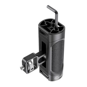 SmallRig-2772-3 SmallRig 2772 Lightweight Side Handle for Smartphone Cage on musta, kuvioitu kahva, jossa on metallinen kiinnityskannatin ja kuusiokoloavain yläaukossa, joka on suunniteltu käsivaralta kuvaamiseen ja helppoon kiinnittämiseen kamerarigiin.