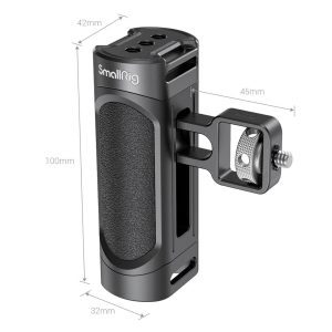SmallRig-2772-4 SmallRig 2772 Lightweight Side Handle for Smartphone Cage on musta ja siinä on kuvioitu kahva, sen korkeus on 100 mm, leveys 45 mm ja syvyys 32 mm, ja siinä on sivuun kiinnitetty metallinen kiinnike.