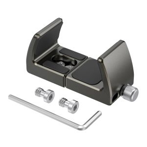 SmallRig 2790 Universal Powerbank Holderissa on metallirakenne, jossa on kumikahvat, kaksi ruuvia, kuusiokoloavain ja sivukiristysnuppi, kaikki valkoisella pohjalla.