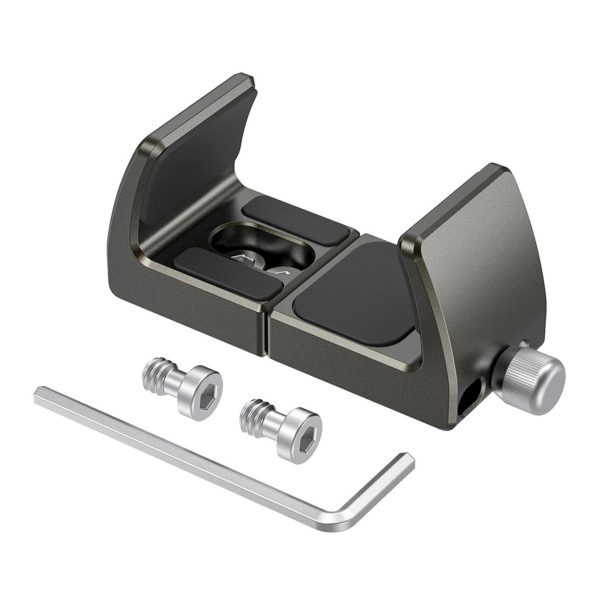 SmallRig 2790 Universal Powerbank Holderissa on metallirakenne, jossa on kumikahvat, kaksi ruuvia, kuusiokoloavain ja sivukiristysnuppi, kaikki valkoisella pohjalla.