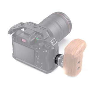 Digitaalikamera, johon on kiinnitetty SmallRig 2804 ARRI-Style Rosette Bolt-on Mount -kiinnike ja puinen sivukahvainen kahva, takaa ja hieman ylhäältä katsottuna valkoisella taustalla. Kamera ja objektiivi näkyvät puoliksi läpinäkyvinä; puinen kahva on täysin näkyvissä.