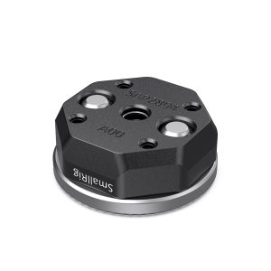 Musta, kahdeksankulmainen SmallRig 2804 ARRI-Style Rosette Bolt-on Mount, jossa on neljä pyöreää reikää ja kaiverrettu teksti; pinnassa on "SAP2804" ja "Smallrig" sekä metallirengas pohjassa.