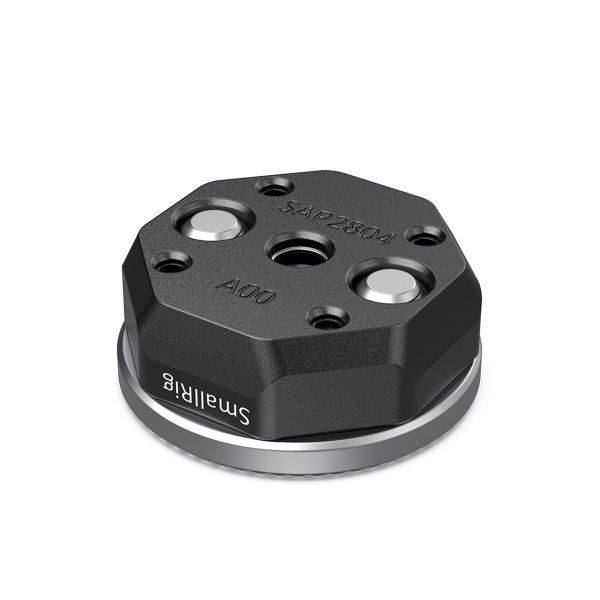 Musta, kahdeksankulmainen SmallRig 2804 ARRI-Style Rosette Bolt-on Mount, jossa on neljä pyöreää reikää ja kaiverrettu teksti; pinnassa on "SAP2804" ja "Smallrig" sekä metallirengas pohjassa.
