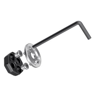 SmallRig 2804 ARRI-Style Rosette Bolt-on Mount -kiinnikkeen räjäytetty näkymä, jossa näkyy kuusiokoloavain, hammaspyörä, kaksi ruuvia ja musta kiinnitysalusta, jotka on järjestetty peräkkäin kokoonpanoa varten.