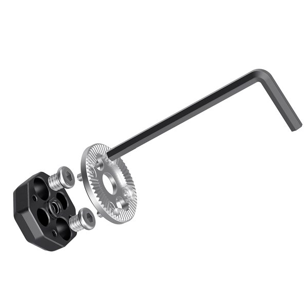SmallRig 2804 ARRI-Style Rosette Bolt-on Mount -kiinnikkeen räjäytetty näkymä, jossa näkyy kuusiokoloavain, hammaspyörä, kaksi ruuvia ja musta kiinnitysalusta, jotka on järjestetty peräkkäin kokoonpanoa varten.