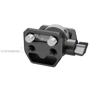 Lähikuva SmallRig 2904 Swivel and Tilt Monitor Mount Screw-Mount -ruuvikiinnikkeestä, jossa on metallilevy kahdella hopeisella pultilla, musta nuppi ja merkitty 1/4-20 kierteinen reikä monitorien tai lisävarusteiden kiinnittämiseen rigiin tai jalustaan.