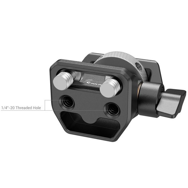 Lähikuva SmallRig 2904 Swivel and Tilt Monitor Mount Screw-Mount -ruuvikiinnikkeestä, jossa on metallilevy kahdella hopeisella pultilla, musta nuppi ja merkitty 1/4-20 kierteinen reikä monitorien tai lisävarusteiden kiinnittämiseen rigiin tai jalustaan.