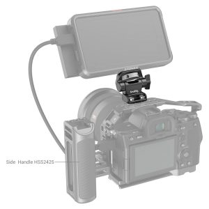 SmallRig 2904 Swivel and Tilt Monitor Mount Screw-Mount -ruuvikiinnikkeellä varustettu digitaalikamera pitää päällä ulkoista monitoria, joka on liitetty kaapelilla. Vasemmalle on asennettu merkitty sivukahva (HSS2425), josta näkyy kameran näyttö ja hallintalaitteet.