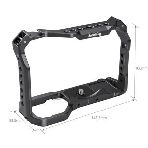 SmallRig-2918-2 SmallRig 2918 Light Cage for Sony A7 III / A7R III / A9 on musta metallinen kamerahäkki, jonka mitat ovat 106 mm korkea, 143,5 mm leveä ja 58,5 mm syvä. Siinä on useita kiinnityspisteitä ja kameraruuvi turvallista kiinnitystä varten.