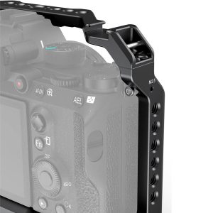SmallRig-2918-4 Lähikuva SmallRig 2918 Light Cage for Sony A7 III / A7R III / A9 -valaisimesta asennettuna kameraan, jossa on useita kiinnitysreikiä ja merkittyjä ruuvipisteitä, kameran runko ja säätimet osittain näkyvissä.