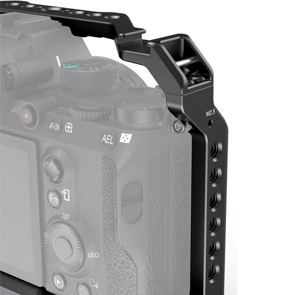 SmallRig-2918-4 Lähikuva SmallRig 2918 Light Cage for Sony A7 III / A7R III / A9 -valaisimesta asennettuna kameraan, jossa on useita kiinnitysreikiä ja merkittyjä ruuvipisteitä, kameran runko ja säätimet osittain näkyvissä.