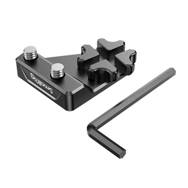 SmallRig 2951 Mounting Adapter for Z CAM, kuvassa valkoisella pohjalla, sisältää mustan metallirungon, jossa on kaksi ruuvia, säädettävät kiinnittimet ja mukana tuleva kuusiokoloavain työkalun vieressä.