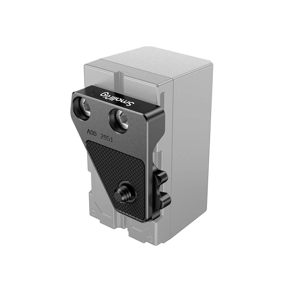 Harmaan, osittain läpinäkyvän suorakulmaisen laitteen etupuolelle on kiinnitetty musta, kulmikas SmallRig 2951 Mounting Adapter for Z CAM, jossa on kuvioidut pinnat ja näkyvät ruuvit.