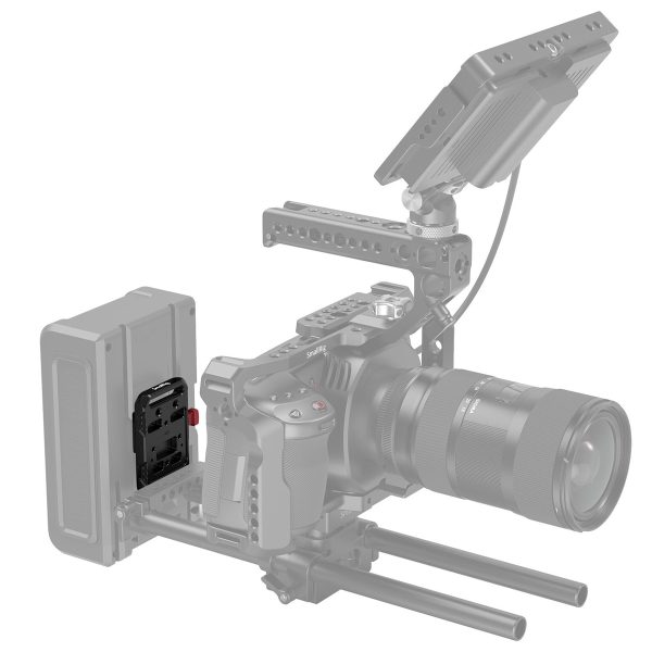 SmallRig 2987 Battery Plate Mini V-Mount -laitteessa, jossa on kamera, näyttö ja objektiivi, on lähikuva vasemmanpuoleisesta muistikorttipaikasta, johon kortti on osittain asetettu.