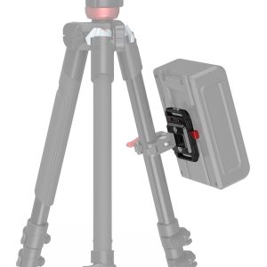 Kameran jalustassa on SmallRig 2987 Battery Plate Mini V-Mount -akkulevy, joka pitää turvallisesti kiinni suorakulmaisesta akusta tai virtalähteestä toiseen jalustan jalkaan kiinnitetyn levyn ja punaisen lukitusmekanismin avulla.