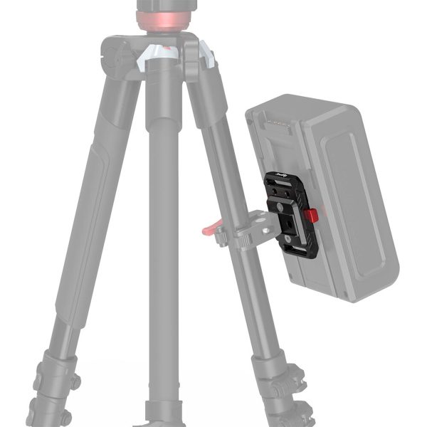 Kameran jalustassa on SmallRig 2987 Battery Plate Mini V-Mount -akkulevy, joka pitää turvallisesti kiinni suorakulmaisesta akusta tai virtalähteestä toiseen jalustan jalkaan kiinnitetyn levyn ja punaisen lukitusmekanismin avulla.