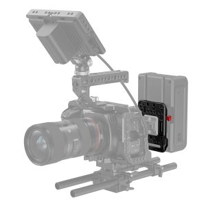 Ammattikäyttöön tarkoitettu videokamerakalusto, jonka päällä on ulkoinen näyttö ja sivulle asennettu suuri akku, ja jossa on musta SmallRig 2988 Battery Plate V-Mount -akkujalusta, jossa on punainen vapautussalpa; kaikki muut varusteet on esitetty harmaalla.