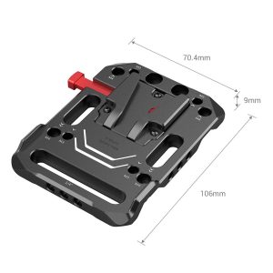 SmallRig 2988 Battery Plate V-Mount on musta metallilevy, jossa on useita ruuvinreikiä, punainen vipu ja kaiverretut mitat. Sen mitat ovat 70,4 mm leveä, 106 mm pitkä ja 9 mm paksu.