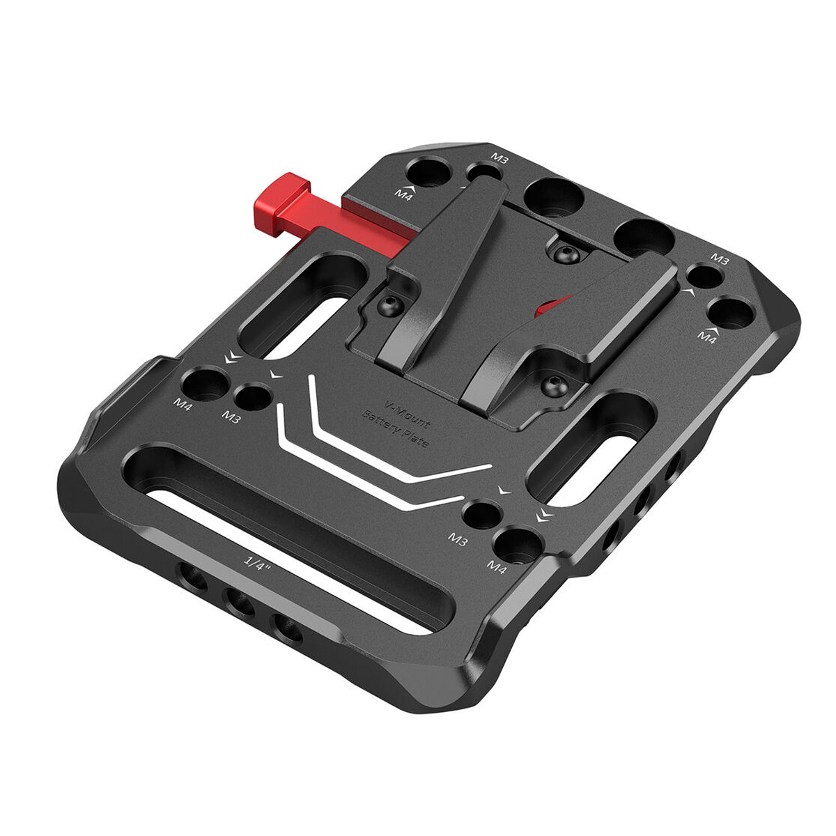 SmallRig 2988 Battery Plate V-Mount on musta metallilevy, jossa on useita ruuvinreikiä, punainen lukitusvipu, kaiverrettu ruuvin koon/asennon merkintä ja muotoilu, jossa yhdistyvät kulmikkaat ja kaarevat reunat.