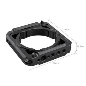 SmallRig-2994-3 SmallRig 2994 -kiinnityspidike Zhiyun Crane 2S:lle on musta neliskulmainen metallinen kiinnike (76mm x 76mm x 20,8mm), jossa on keskellä pyöreä aukko, jossa on useita reikiä ja kulmikkaita leikkauksia monipuolista asennusta tai kiinnitystä varten.