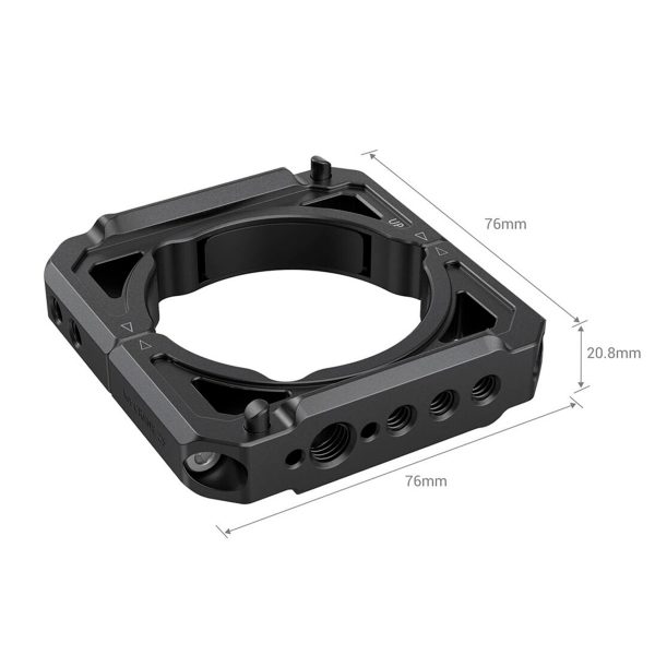SmallRig-2994-3 SmallRig 2994 -kiinnityspidike Zhiyun Crane 2S:lle on musta neliskulmainen metallinen kiinnike (76mm x 76mm x 20,8mm), jossa on keskellä pyöreä aukko, jossa on useita reikiä ja kulmikkaita leikkauksia monipuolista asennusta tai kiinnitystä varten.
