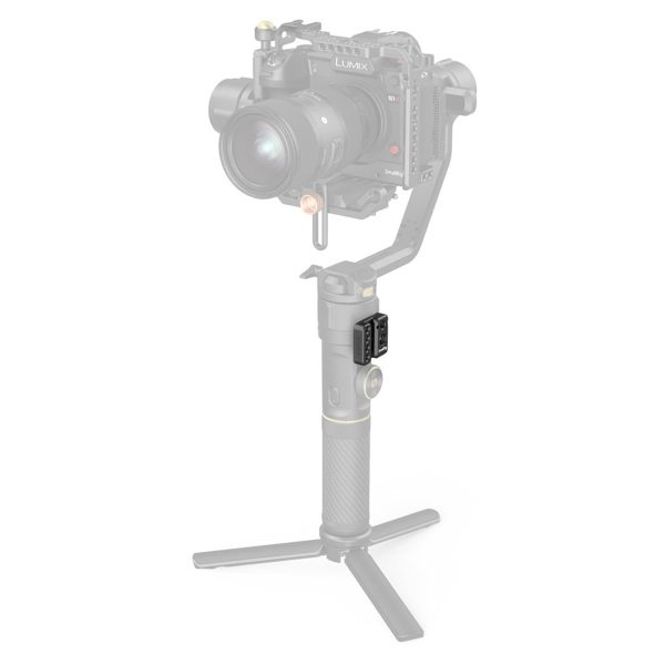 SmallRig 2995 Side Mounting Plate for Zhiyun Crane 2S on kiinnitetty vakaajan jalustakahvaan, ja kamera ja vakaaja on häivytetty taustalle korostamaan kiinnityslevyä.