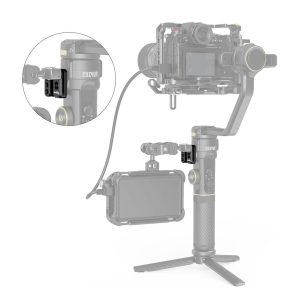 Kädessä pidettävällä gimbalilla oleva kamera, jonka sivulle on kiinnitetty monitori käyttäen SmallRig 2995 Side Mounting Plate for Zhiyun Crane 2S -levyä, joka on korostettu ympyrän muotoisella sisäkuvalla.