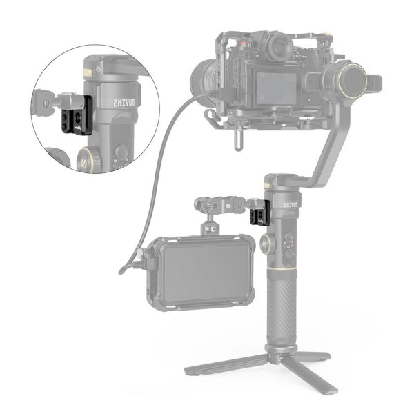 Kädessä pidettävällä gimbalilla oleva kamera, jonka sivulle on kiinnitetty monitori käyttäen SmallRig 2995 Side Mounting Plate for Zhiyun Crane 2S -levyä, joka on korostettu ympyrän muotoisella sisäkuvalla.