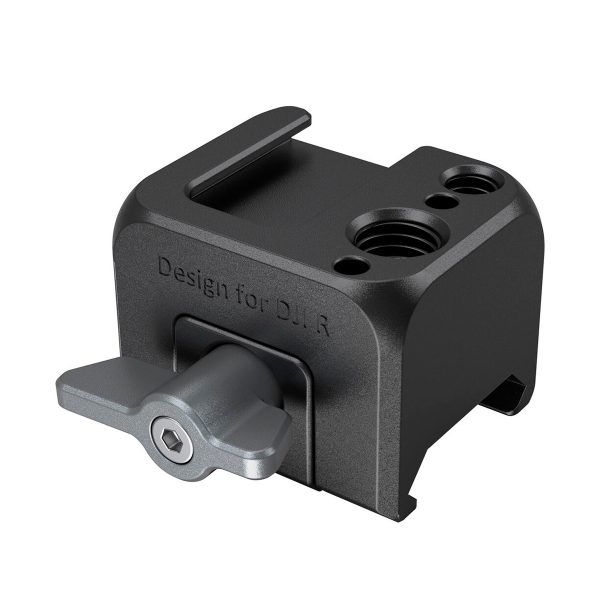 SmallRig 3025 -kiinnityslevy DJI Ronin RS 2 / RSC 2 / RS 3 / RS 3 Pro / RS 3 mini -laitteille on musta metallinen kiinnitin, jossa on harmaa lukitusvipu, jossa on merkintä "Design for D.I.L.R." ja joka on suunniteltu kiinnittämään lisävarusteet turvallisesti.