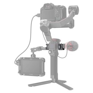 Kuvassa on jalustalla oleva kamerarigi, jossa käytetään SmallRig 3025 Mounting Plate for DJI Ronin RS 2 / RSC 2 / RS 3 / RS 3 Pro / RS 3 mini -kiinnityslevyä DJI Ronin RS 2 / RSC 2 / RS 3 / RS 3 Pro / RS 3 mini, jossa kamera, mikrofoni, monitori ja gimbaali on liitetty kiinnitysvarsilla ja kaapeleilla vaaleanharmaalla ääriviivalla.