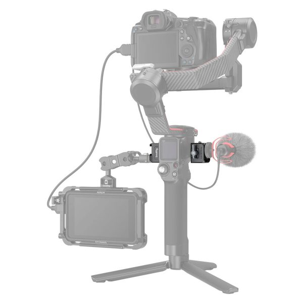 Kuvassa on jalustalla oleva kamerarigi, jossa käytetään SmallRig 3025 Mounting Plate for DJI Ronin RS 2 / RSC 2 / RS 3 / RS 3 Pro / RS 3 mini -kiinnityslevyä DJI Ronin RS 2 / RSC 2 / RS 3 / RS 3 Pro / RS 3 mini, jossa kamera, mikrofoni, monitori ja gimbaali on liitetty kiinnitysvarsilla ja kaapeleilla vaaleanharmaalla ääriviivalla.