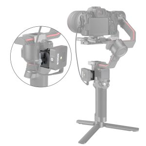 Musta kamera käsikannettavassa gimbalissa, joka on vakautettu DJI Ronin RS 2/RS 3 -sarjan SmallRig 3025 -kiinnityslevyllä, johon on kiinnitetty langaton Rode-vastaanotin; sisäkuvassa on lähikuva vastaanottimesta kiinnityslevyllä.