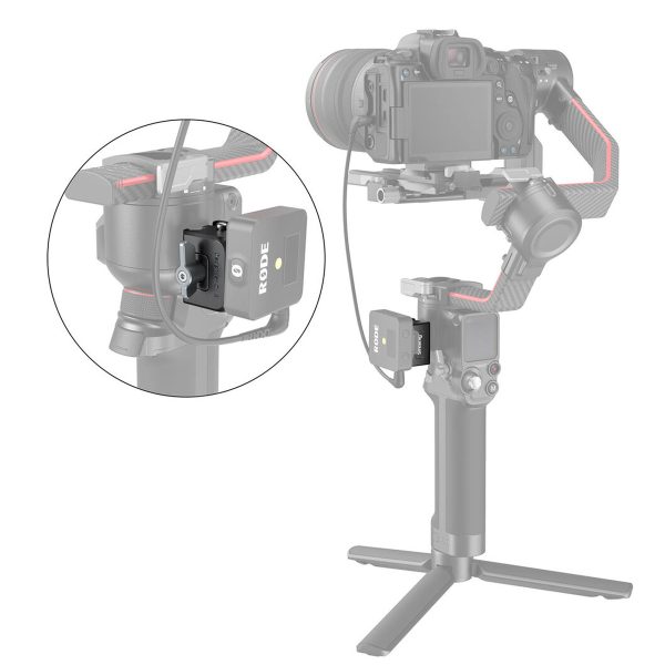 Musta kamera käsikannettavassa gimbalissa, joka on vakautettu DJI Ronin RS 2/RS 3 -sarjan SmallRig 3025 -kiinnityslevyllä, johon on kiinnitetty langaton Rode-vastaanotin; sisäkuvassa on lähikuva vastaanottimesta kiinnityslevyllä.