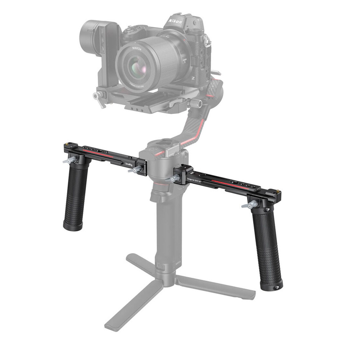 Kamera asennettuna SmallRig 3027 Dual Handgrip for DJI RS2/RSC2/RS3/RS3/RS3 Pro -käsikahvaan, jossa on kaksi sivukahvaa ja pieni jalustan jalusta, valkoista taustaa vasten.