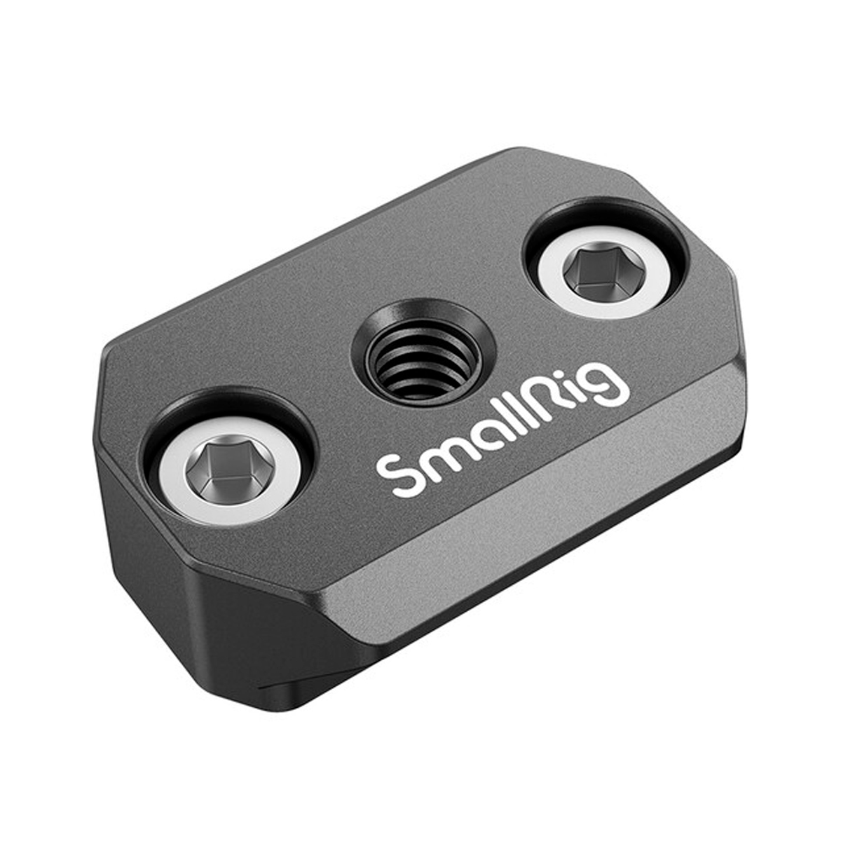 SmallRig 3032 NATO Rail for DJI Ronin RS2 / RSC2 on musta metallinen kiinnityslevy, jossa on kaksi kuusiokantaruuvia ja keskimmäinen kierteitetty reikä, joka on suunniteltu kameran lisävarusteiden kiinnittämiseen. Valkoinen SmallRig-logo näkyy yläosassa.