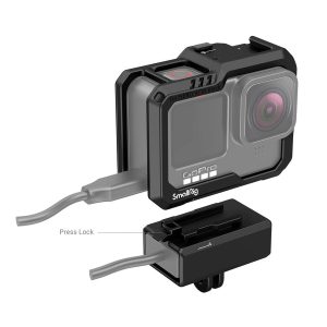 GoPro HERO9/10 Black GoPro HERO 9 / HERO 10:lle tarkoitetussa SmallRig 3083 -häkissä, johon on kiinnitetty kaapeli ja jossa on lähikuva kaapelilukitusmekanismista, jossa on merkintä "Press Lock".