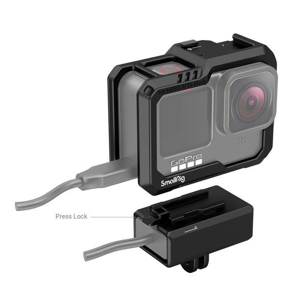 GoPro HERO9/10 Black GoPro HERO 9 / HERO 10:lle tarkoitetussa SmallRig 3083 -häkissä, johon on kiinnitetty kaapeli ja jossa on lähikuva kaapelilukitusmekanismista, jossa on merkintä "Press Lock".