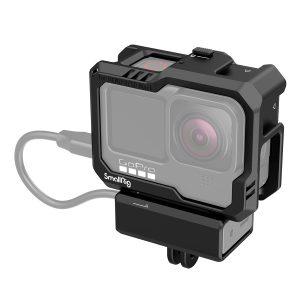 SmallRig 3083 Cage for GoPro HERO 9 / HERO 10, johon on asennettu toimintakamera ja liitetty USB-C-kaapeli, näkyy valkoisella taustalla.