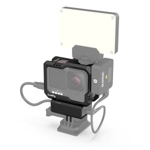 GoPro-kamera SmallRig 3083 Cage for GoPro HERO 9 / HERO 10 -kamerahäkissä, jossa on kaapelit, Rode-mikrofoni ja suorakaiteen muotoinen LED-valopaneeli asennettuna päälle, kaikki valkoista taustaa vasten.