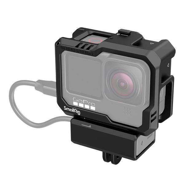 SmallRig 3083 Cage for GoPro HERO 9 / HERO 10, johon on asennettu toimintakamera ja liitetty USB-C-kaapeli, näkyy valkoisella taustalla.