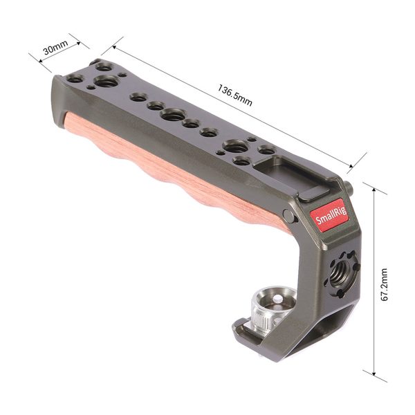 The SmallRig 3131 Professional Cage Kit for Fujifilm X-T4 includes a metal and wooden grip with multiple mounting holes, ergonomic grooves and marked dimensions: length 136.5 mm, height 67.2 mm and width 30 mm.