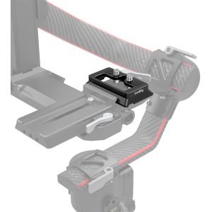 Lähikuvassa kameralaitteesta näkyy musta SmallRig 3154 Arca-Swiss QR-levy DJI RS2/RSC2:lle, joka on kiinnitetty kahdella hopeisella ruuvilla hiilikuituvarteen, jossa on punainen reunus ja säätönupit.