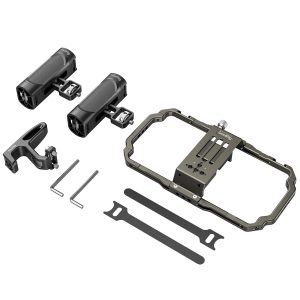 SmallRig 3155 Universal Mobile Phone Handheld Video Rig, jossa on metallinen runko, kaksi sylinterimäistä kahvaa, kiinnityskannatin, kuusiokoloavaimet ja kaksi mustaa hihnaa, on järjestetty siististi valkoiselle taustalle.