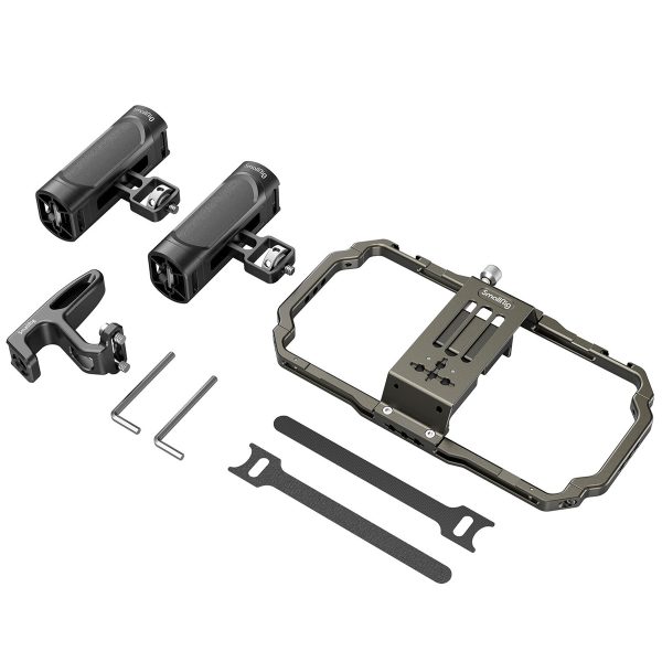 SmallRig 3155 Universal Mobile Phone Handheld Video Rig, jossa on metallinen runko, kaksi sylinterimäistä kahvaa, kiinnityskannatin, kuusiokoloavaimet ja kaksi mustaa hihnaa, on järjestetty siististi valkoiselle taustalle.