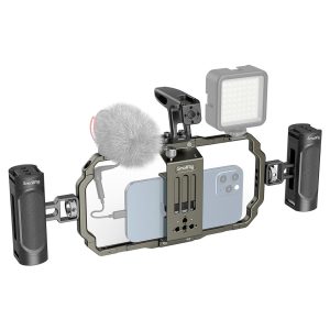 SmallRig 3155 Universal Mobile Phone Handheld Video Rig kiinnittää älypuhelimen metalliseen kiinnikkeeseen, jossa on kaksi sivukahvaa, ulkoinen mikrofoni tuulisuojalla ja päälle asennettu LED-valo, ihanteellinen mobiiliin videokuvaukseen ja vloggaukseen.